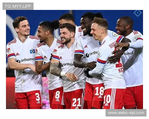 汉堡球迷全场高歌助威,人民公园球场气氛热烈 汉堡球迷全场高歌助威,人民公园球场气氛热烈